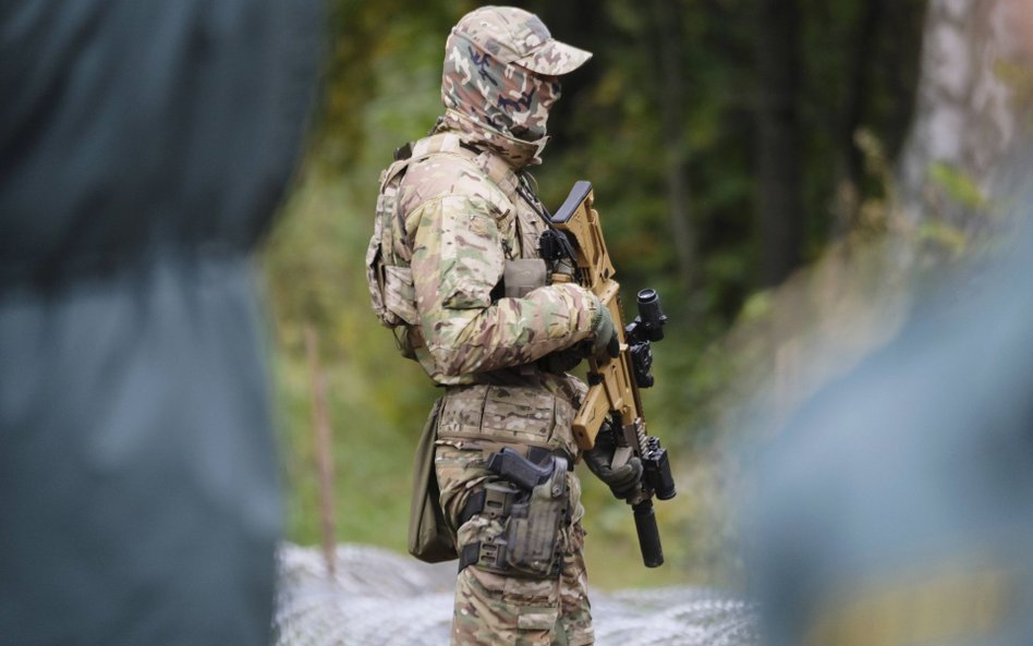 Łotewski żołnierzy na granicy z Białorusią