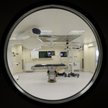 W sali operacyjnej znajduje się aparatura do rezonansu magnetycznego