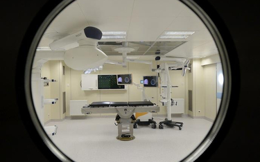 W sali operacyjnej znajduje się aparatura do rezonansu magnetycznego