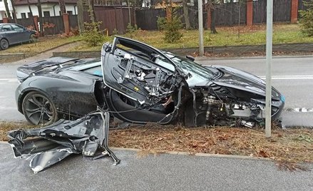 Sportowy Mclaren uderzył w podwarszawskim Otwocku w betonowy słup energetyczny. Kierowca nie odniósł