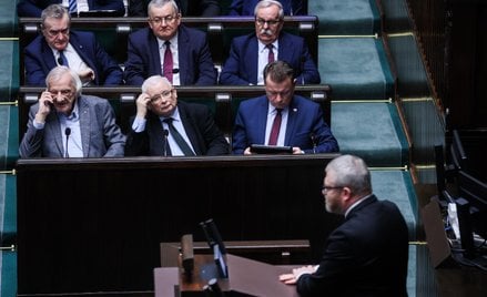Jarosław Kaczyński obserwuje wystąpienie Grzegorza Brauna w Sejmie