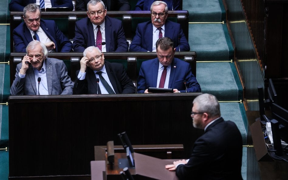 Jarosław Kaczyński obserwuje wystąpienie Grzegorza Brauna w Sejmie