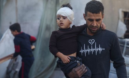 Dziecko ranne w bombardowaniu Rafah