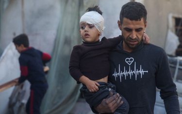 Dziecko ranne w bombardowaniu Rafah