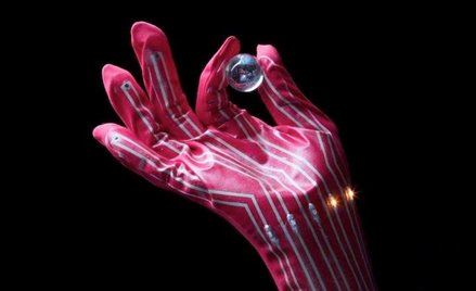 Materiał przewodzący można drukować na tkaninie, kauczuku i innych powierzchniach.