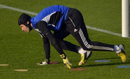 Czeski bramkarz Chelsea, Petr Cech, podczas treningu w Bazylei
