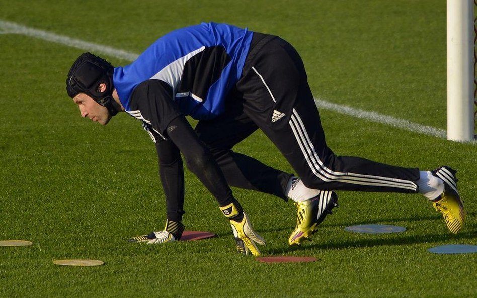 Czeski bramkarz Chelsea, Petr Cech, podczas treningu w Bazylei