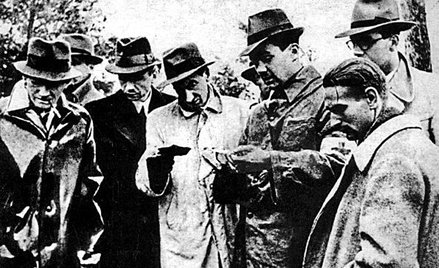 21 lub 22 maja 1943 roku. Józef Mackiewicz (w środku) w lesie katyńskim przegląda, wraz z delegatami