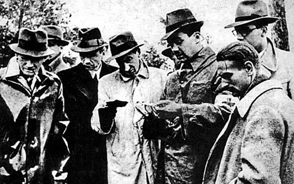 21 lub 22 maja 1943 roku. Józef Mackiewicz (w środku) w lesie katyńskim przegląda, wraz z delegatami