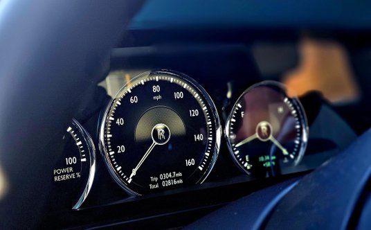 Zegary w tym modelu nadal są analogowe