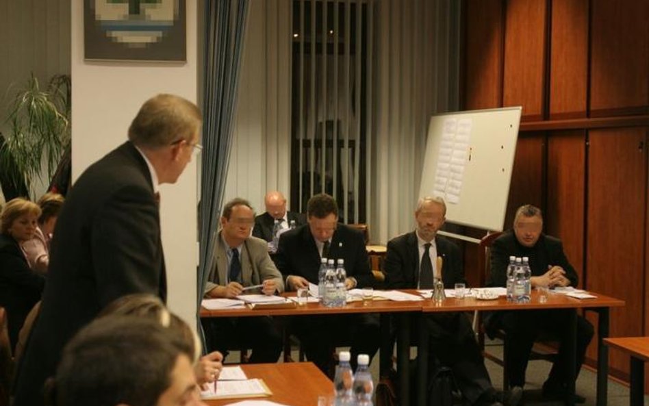 Rzecznik oskarża, komisja orzeka, a obwiniony się broni