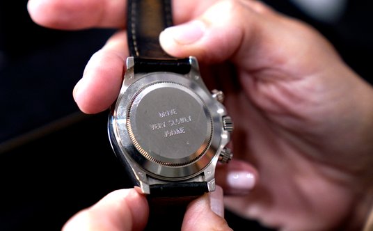 Napis „Prowadź powoli, Joanne” na zegarku Rolex Daytona z 2006 roku, podarowanym Paulowi Newmanowi p