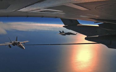 Samolot transportowy A400M podczas przekazywania paliwa w locie myśliwcom F/A-18 A/B Hornet.
