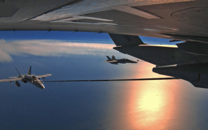 Samolot transportowy A400M podczas przekazywania paliwa w locie myśliwcom F/A-18 A/B Hornet.