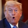 Donald Trump. Na drugim planie sekretarz obrony Pete Hegseth