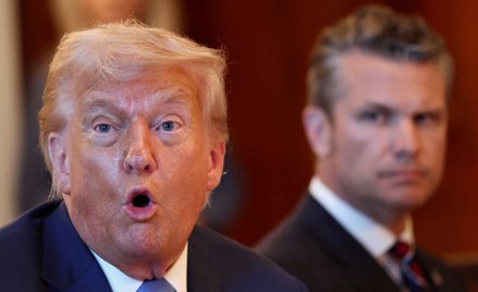 Donald Trump. Na drugim planie sekretarz obrony Pete Hegseth