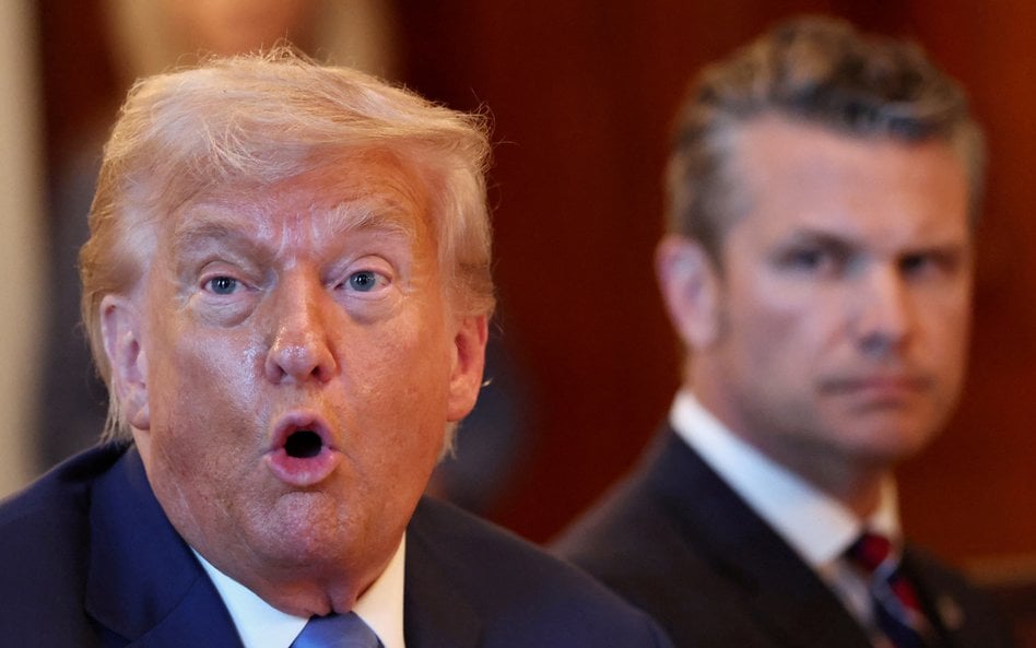 Donald Trump. Na drugim planie sekretarz obrony Pete Hegseth