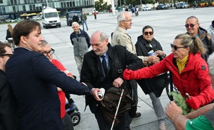 Wrzesień 2026. Podczas miesięcznicy smoleńskiej Anoni Macierewicz usiłował sprayem zamalować banner 