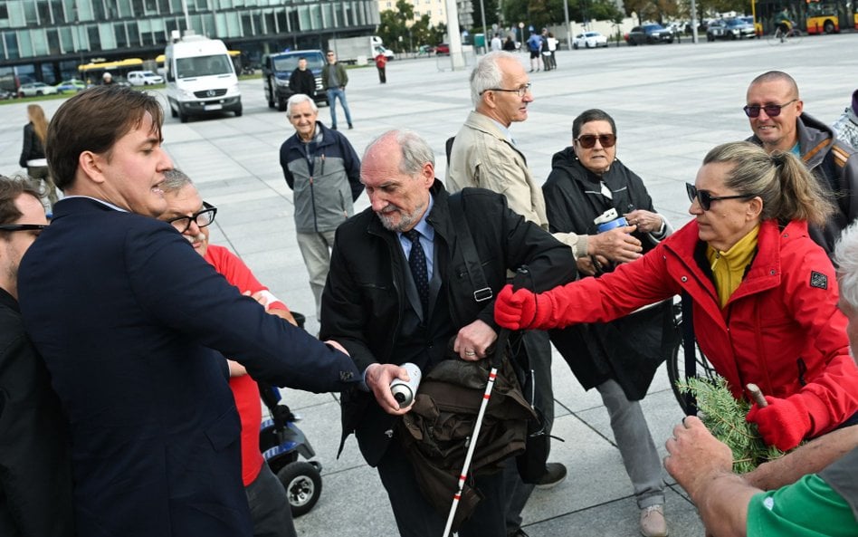 Wrzesień 2026. Podczas miesięcznicy smoleńskiej Anoni Macierewicz usiłował sprayem zamalować banner 