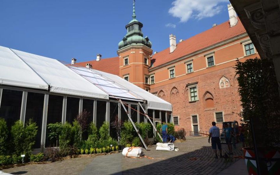 Wynajęcie namiotu na placu Zamkowym na jeden dzień będzie kosztowało Sejm ponad milion złotych.