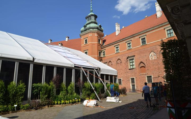 Wynajęcie namiotu na placu Zamkowym na jeden dzień będzie kosztowało Sejm ponad milion złotych.