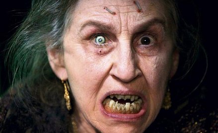 Pani Ganush, wiekowa cyganka, okazuje się nie tak zupełnie zwyczajną klientką banku