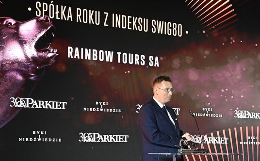 Dziękując Piotr Burwicz wskazał, że odbiera nagrodę w imieniu setek pracowników biura podróży Rainbo