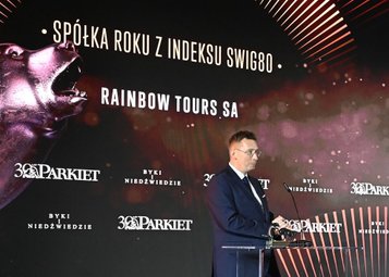 Dziękując Piotr Burwicz wskazał, że odbiera nagrodę w imieniu setek pracowników biura podróży Rainbo