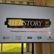 Herstory opowiada o artystkach, kobietach naukowcach, bohaterkach walczących o wolność, sportsmenkac