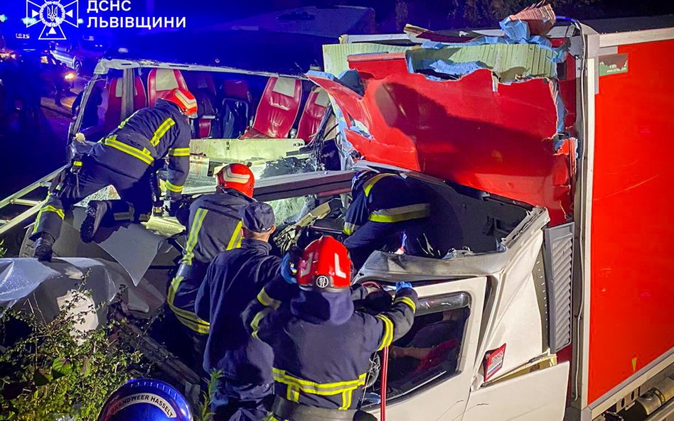 Miejsce wypadku z udziałem autobusu, ciężarówki i kilku samochodów osobowych na obwodnicy Lwowa, w r