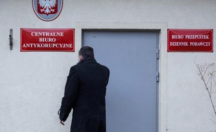 Biuro Kontroli i Spraw Wewnętrznych CBA bada już sprawę tajemniczego funkcjonariusza.