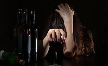 Alkoholik – słowo straszne jak feministka - Joanna Parafianowicz o nadużywaniu alkoholu przez prawni