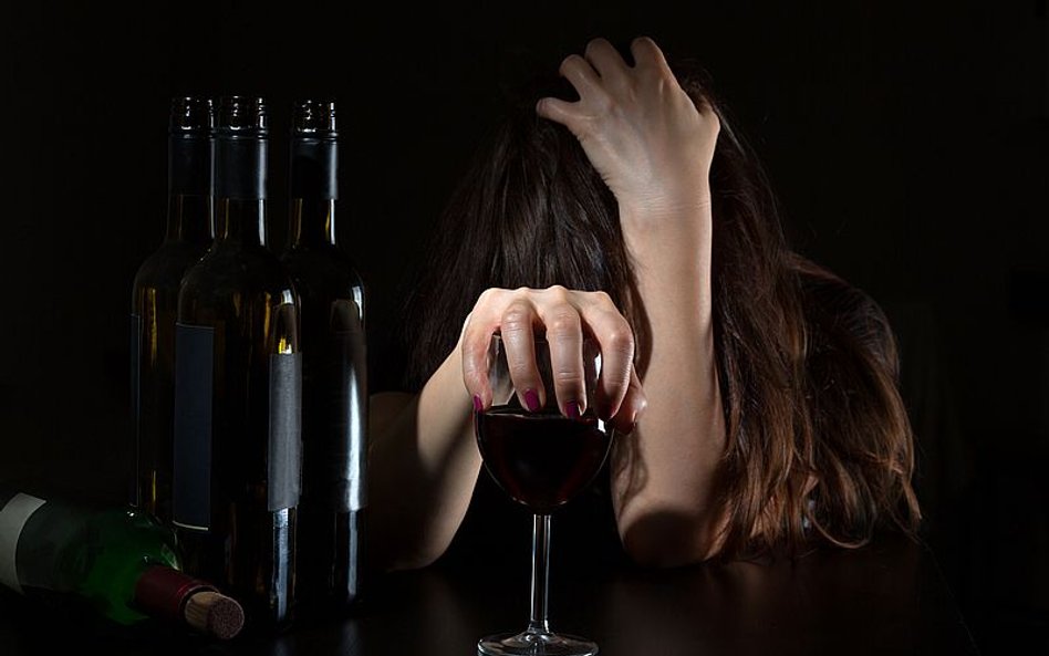 Alkoholik – słowo straszne jak feministka - Joanna Parafianowicz o nadużywaniu alkoholu przez prawników