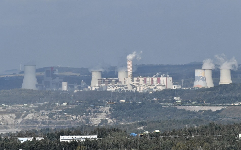 Widok na kopalnię Turów ze wsi Jasna Góra