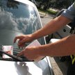 Nie ma obowiązku zostawiania biletu parkingowego za szybą auta
