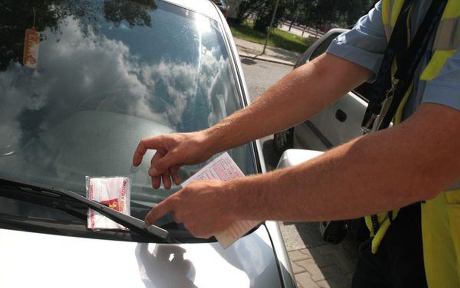 Nie ma obowiązku zostawiania biletu parkingowego za szybą auta