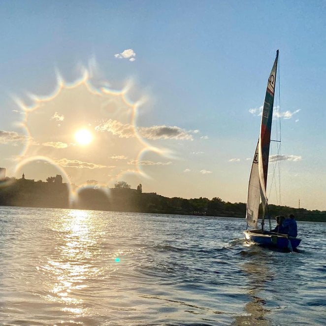 Dla osób tęskniących za taką żeglugą jak na zdjęciu przygotowano miejsca na tradycyjnych galarach.