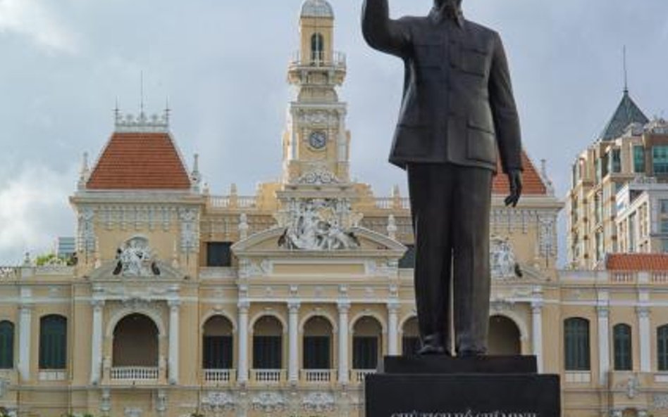 Ho Chi Minh City – pomnik „wujka Ho” stoi na tle Komitetu Ludowego. Obecnie w budynku jest ratusz.