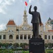Ho Chi Minh City – pomnik „wujka Ho” stoi na tle Komitetu Ludowego. Obecnie w budynku jest ratusz.