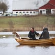 Donald Tusk i premier Szwecji Ulf Kristersson podczas przeprawy łódką po jeziorze w Harpsund.