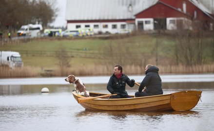Donald Tusk i premier Szwecji Ulf Kristersson podczas przeprawy łódką po jeziorze w Harpsund.
