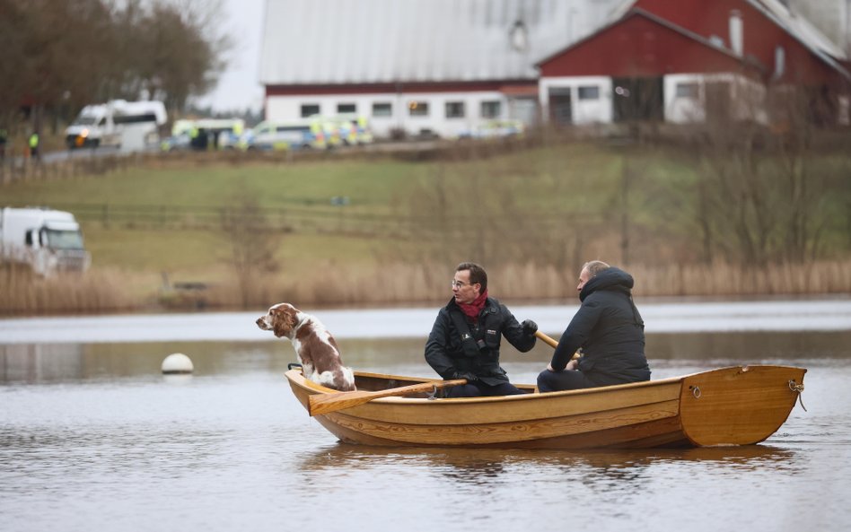 Donald Tusk i premier Szwecji Ulf Kristersson podczas przeprawy łódką po jeziorze w Harpsund.