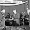 Marian Jurczyk i Kazimierz Barcikowski chwilę po podpisaniu porozumienia 30 sierpnia 1980 roku