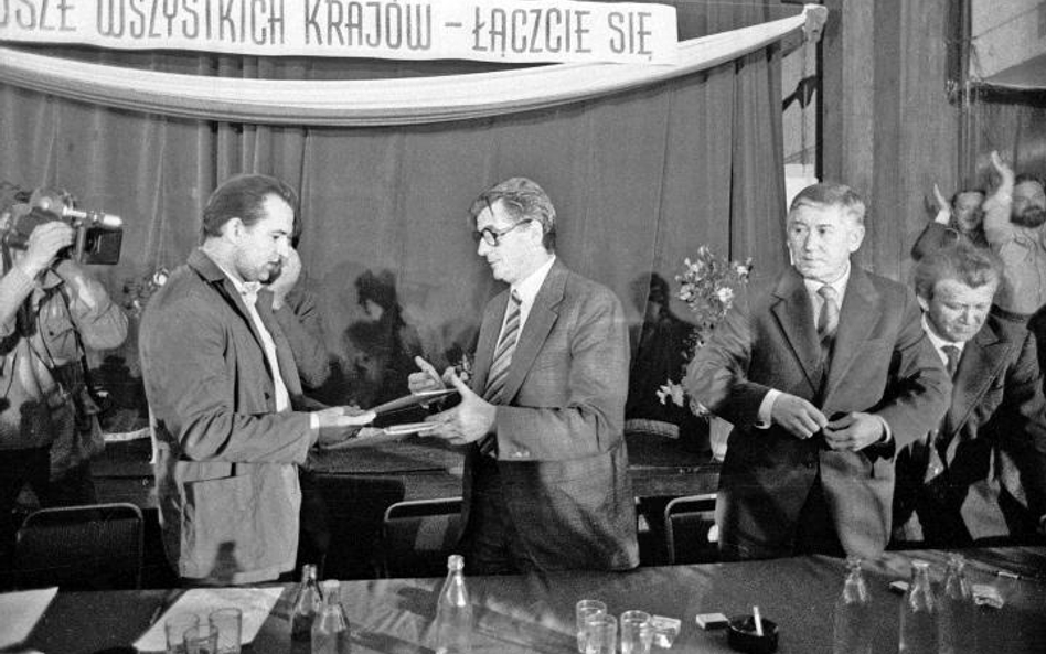 Marian Jurczyk i Kazimierz Barcikowski chwilę po podpisaniu porozumienia 30 sierpnia 1980 roku