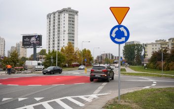 Rondo powstało na wysokości osiedla „Zielone Zacisze” przy ul. św. Wincentego 110.