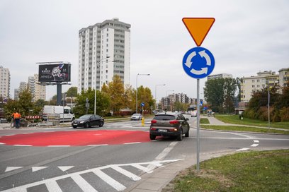 Rondo powstało na wysokości osiedla „Zielone Zacisze” przy ul. św. Wincentego 110.