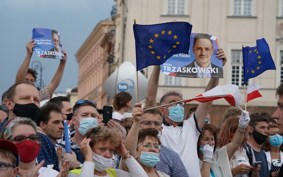 Sondaż: Trzaskowski zyskuje, Duda traci