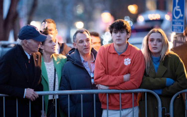 Zdaniem wielu młodych Amerykanów Joe Biden (na zdjęciu z lewej podczas miejskiej imprezy z okazji za