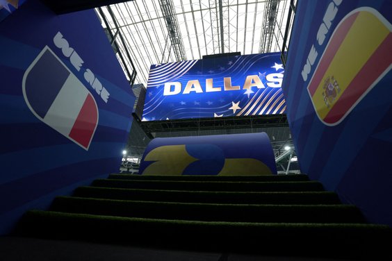 Wejście na murawę Dallas Stadium, na którym rozegrany zostanie mecz Francja – Hiszpania