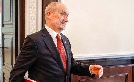 "Jednoosobowa komisja". Macierewicz sam przesłuchał posłów PO